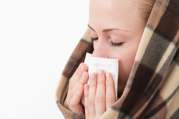 Una donna con i sintomi raffreddore — Foto Stock