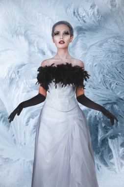 Beyaz uzun elbiseli şık kadın