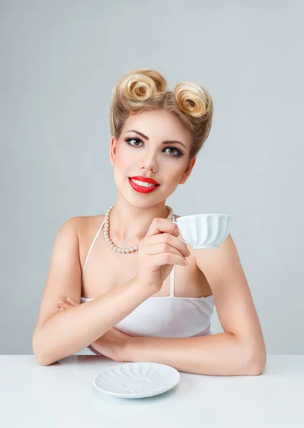 Młoda blond kobieta z makijaż retro — Zdjęcie stockowe