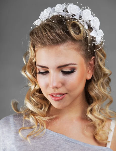 Düğün saç modeli ile kız — Stok fotoğraf