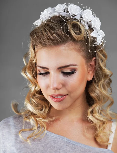 Fille avec coiffure de mariage — Photo