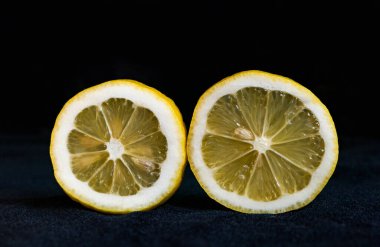 Siyah üzerine sarı limon dilimleri