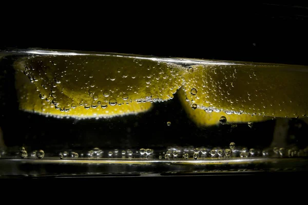 Желтый Лимон Капельками Воды Черном — стоковое фото