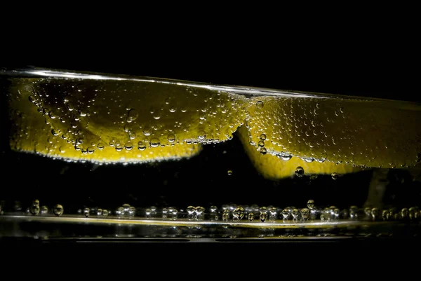 Пузырьки Желтом Лимоне Воде — стоковое фото
