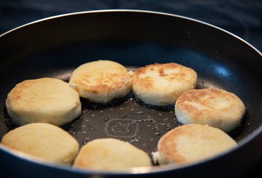 Peynirli krepli tava.