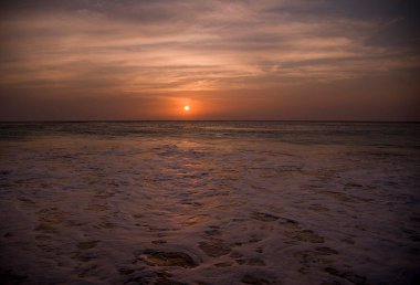 Sahilde gün batımı