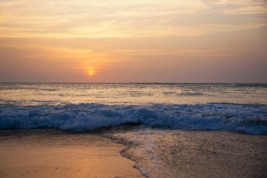 Yaz tatilinde okyanusta gün batımı