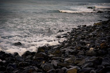 Dalgalar kayalara çarpıyor