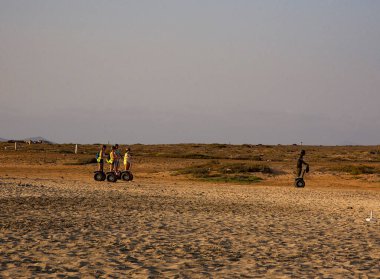 Adada çölde gezen insanlar.