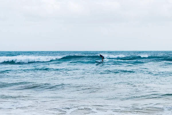 Persona Surfeando Sola Las Olas Del Océano Atardecer — Foto de Stock