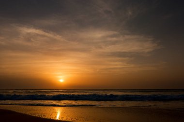 Yaz tatilinde günbatımı okyanus üzerinde