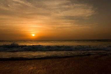 Yaz tatilinde günbatımı okyanus üzerinde