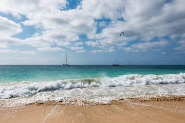 Yaz tatilinde okyanusta gökyüzü olan plaj