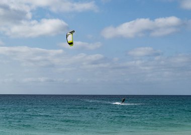 Yazın okyanusta sörf yapmak.