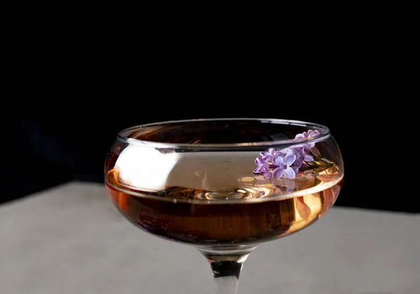 Bicchiere Vino Fiori Lilla Nero — Foto Stock