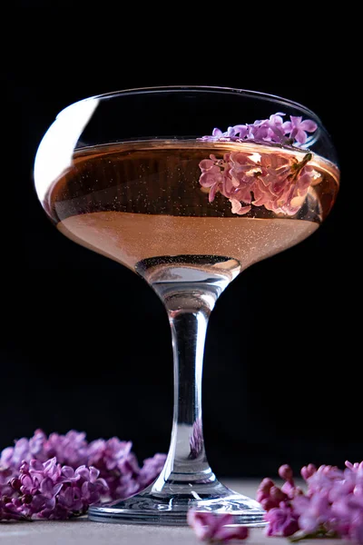 Bicchiere Vino Fiori Lilla Nero — Foto Stock