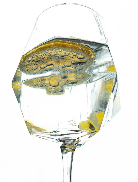 Bicchiere Acqua Minerale Con Limone Giallo Fresco Bicchiere Vino — Foto Stock