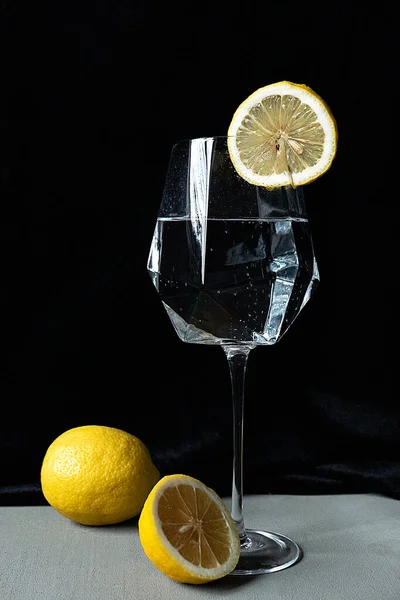 Bicchiere Champagne Con Limone Fresco Sfondo Grigio Nero — Foto Stock
