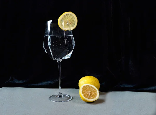 Bicchiere Champagne Con Limone Fresco Sfondo Grigio Nero — Foto Stock