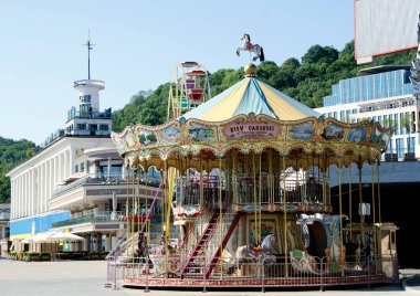 Dnipro Nehir İstasyonu 'ndaki Podil seti üzerinde bir atlıkarınca.