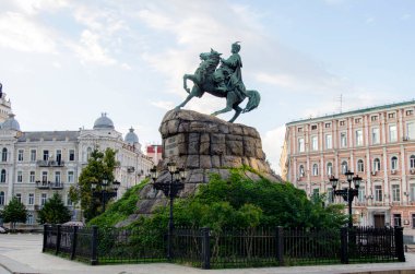 Bogdan Khmelnitsky anıtı, bağımsızlığıyla ünlü Ukraynalı kahraman.