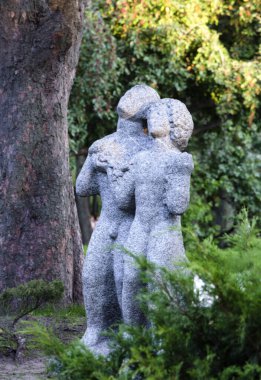 İki sevilen kişinin heykeli Barış gökyüzüne bakıyor