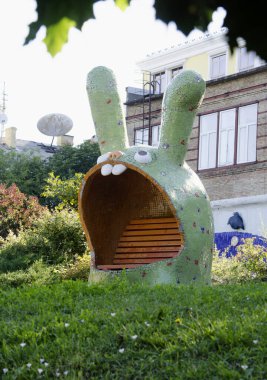 Ağzı açık komik tavşan tezgahı heykelleri ve yaz aylarında manzara geçidinde büyük dişleri olan güzel Kyiv