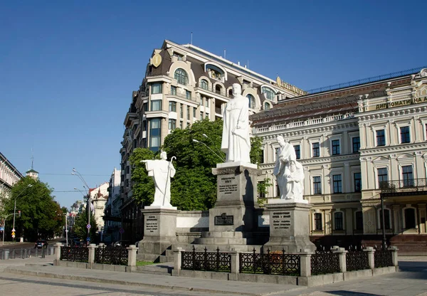 Prenses Olga, Havari Andrew, Cyril ve Methodius anısına dikilmiş bir anıt..