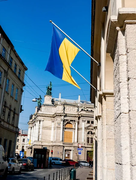 Staré Budovy Městě Iviv Ukrajinskou Vlajkou — Stock fotografie