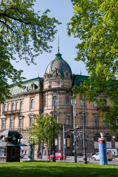 Ukrayna 'daki parktaki kraliyet sarayı.