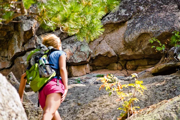 Vrouw kijkt naar de rots tijdens de wandeling op de berg "solop" Stockfoto