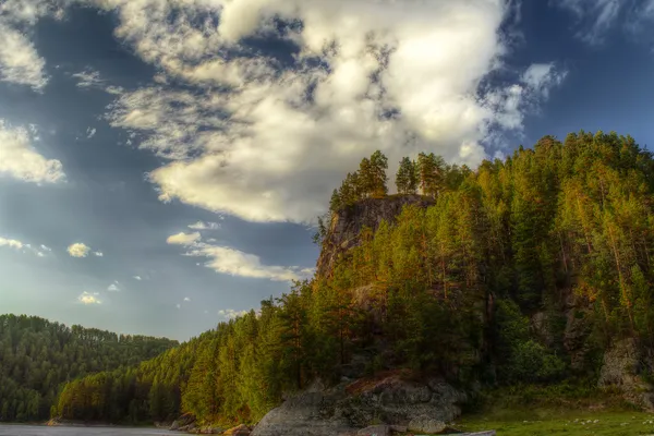 HDR зображення гірських порід з болючим лісом і блакитним небом — стокове фото
