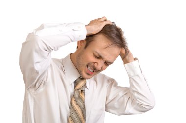 Genç ofis çalışanı stresten dolayı acı çekiyor.