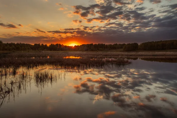 Hermoso atardecer sobre el lago — Foto de Stock