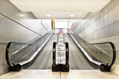 modern alışveriş merkezinde özel yürüyen merdiven
