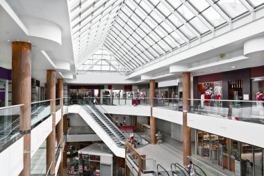 İç modern alışveriş merkezi