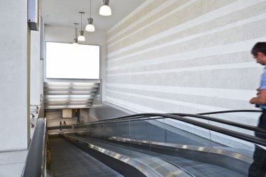 modern alışveriş merkezinde özel yürüyen merdiven