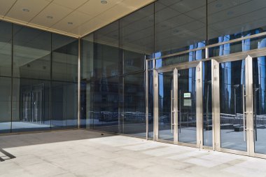 modern büyük cam bina kapalı kapılar