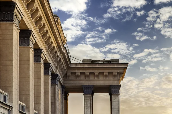 ノボシビルスク オペラ劇場の列の建築の細部 ロイヤリティフリーのストック写真
