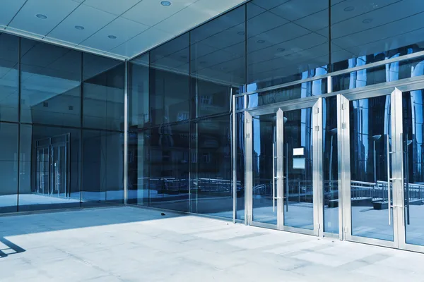 A modern üzletközpont zárt ajtók Stock Kép