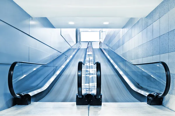 Különleges mozgólépcső modern Mall Stock Kép