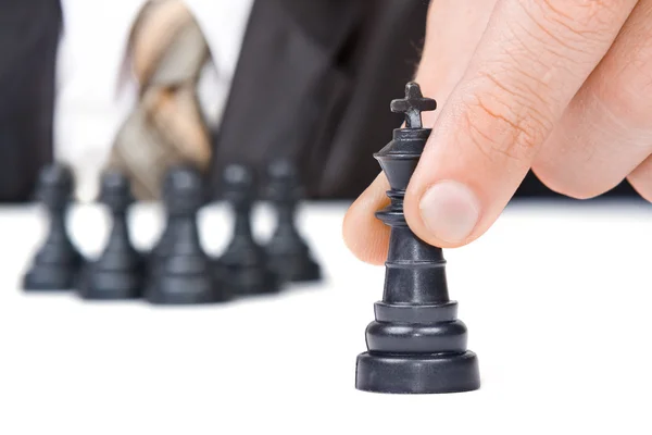 Empresario mueve figura de rey de ajedrez — Foto de Stock