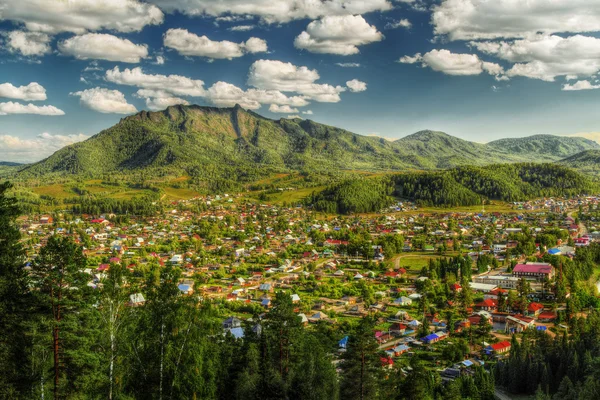 O panorama da aldeia de Turochak Fotografia De Stock
