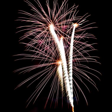 Kara gökyüzünde havai fişekler