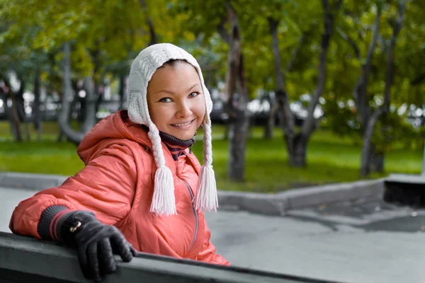 Retrato otoñal de mujer yound en chaqueta roja —  Fotos de Stock