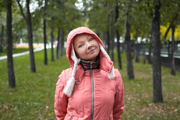 Portrait d'automne d'une jeune femme — Photo