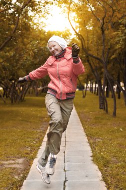 Kırmızı ceketli Yound kadın atlar ve eğlenceli
