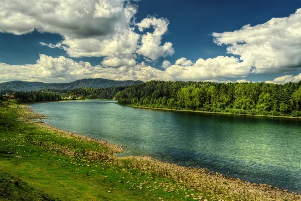 El paisaje del río "Biya" en el pueblo de Turochak — Foto de Stock