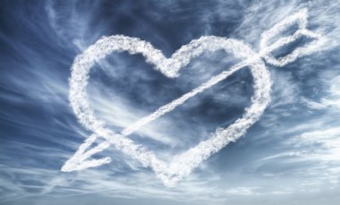 parlak mavi dramatik gökyüzü bulutlu kalp ve ok ile