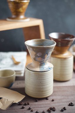 Damlatan ve damlayan sunucu damlayan kahvenin ekipmanıdır.